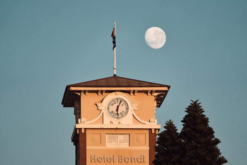 Moon o'clock, Hotel Bondi